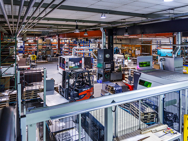 Blick in den Maschinenpark der QABUS Metallbau GmbH