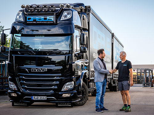 Dominik Listl und Mitarbeitender vor QABUS LKW