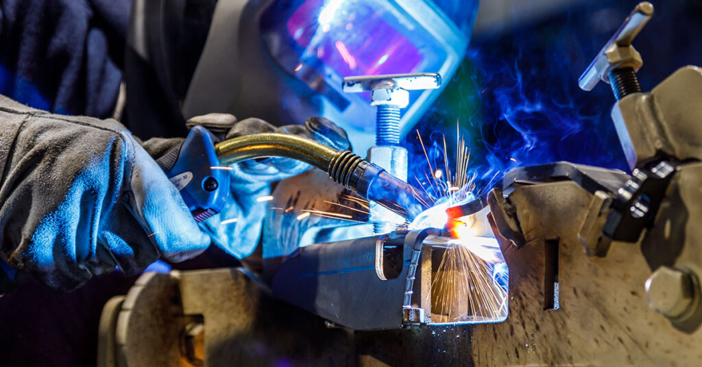 Jobangebot, Stellenangebot: Vorarbeiter Schweißerei (m/w/d), Regenstauf Schweißer bei QABUS Bei der Arbeit