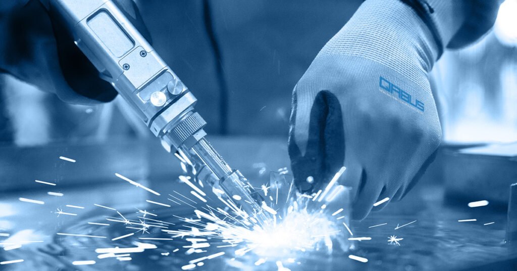 Mitarbeiter beim Laserschweißen bei QABUS