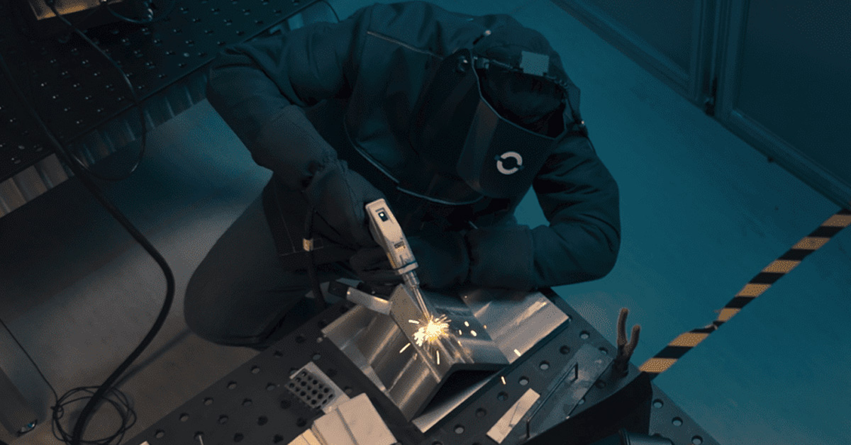 Schweisser mit THEO MA1 Laserschweißgerät