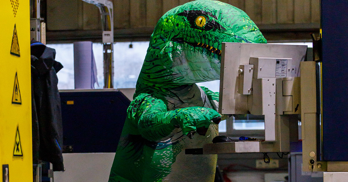 Deine Expressbewerbung bei QABUS Das QABUS Maskottchen "QABI" an einer CNC Steuerung