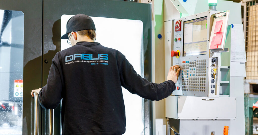 Stellenangebot, Jobangebot: CNC Fräser (m/w/d), Regenstauf Ein Mitarbeitender von QABUS an der CNC Fräse
