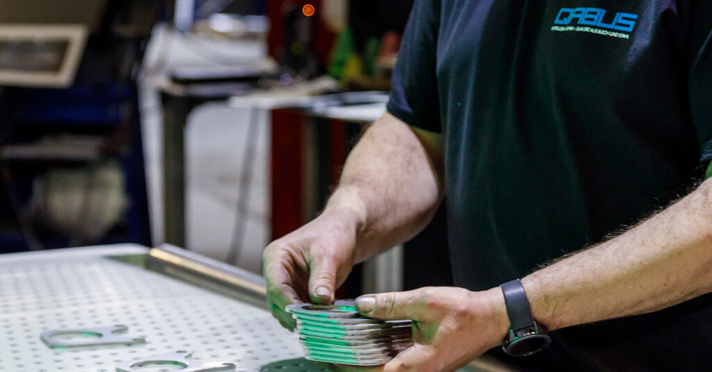 Ein Produktionshelfer bei QABUS Metallbau