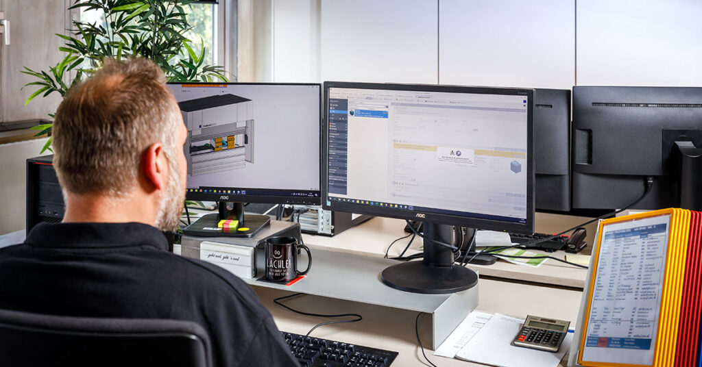 Sachbearbeiter bei QABUS am PC