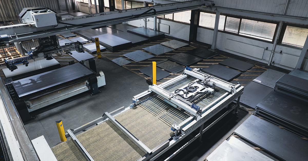 Blick auf das automatisierte, intelligente Blechlager bei QABUS in Regenstauf