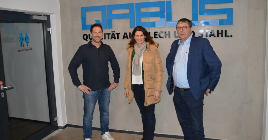 Landrätin Tanja Schweiger, Dominik Listl, Johann Listl im Werk bei QABUS