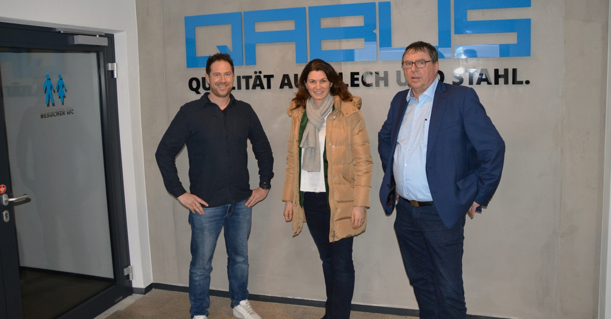 Landrätin Tanja Schweiger, Dominik Listl, Johann Listl im Werk bei QABUS