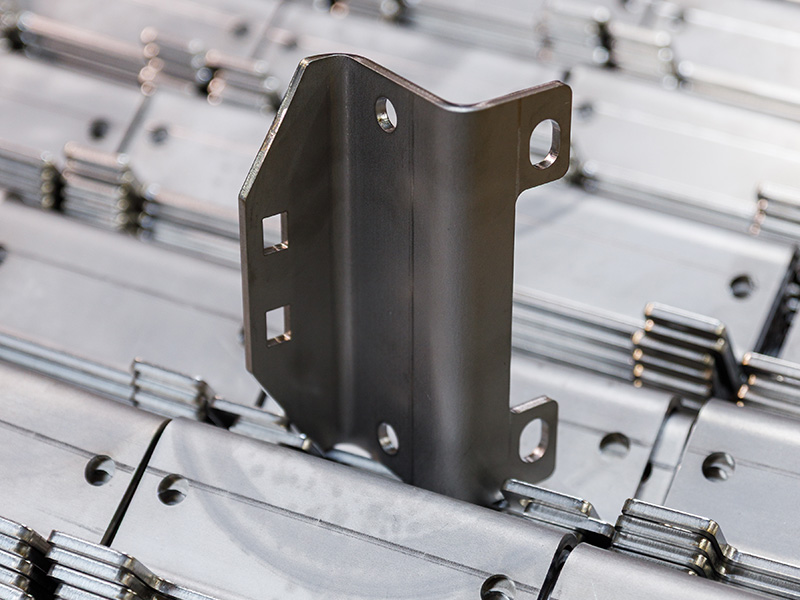 Befestigung, Metallplatte, 2-fach gebogen, gebohrt Befestigung, Metallplatte, 2-fach gebogen, gebohrt