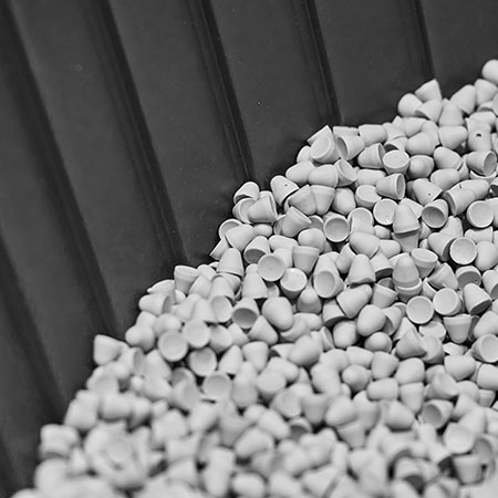 Blick in einen Vibrations-Gleitschleifer bei QABUS