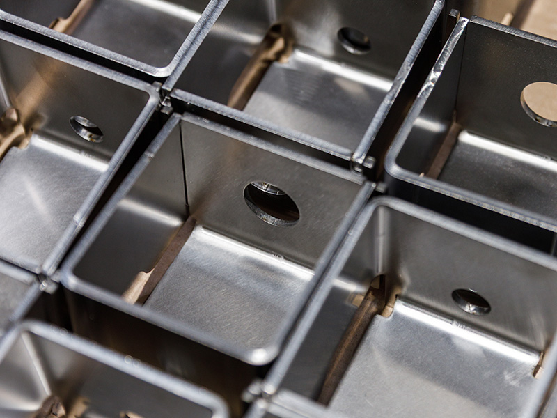 Metallbauteil, gebogen, geschnitten Metallbauteil, gebogen, geschnitten