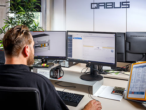 CAD System im Einsatz Mitarbeitender von QABUS bei der Arbeit am CAD Programm