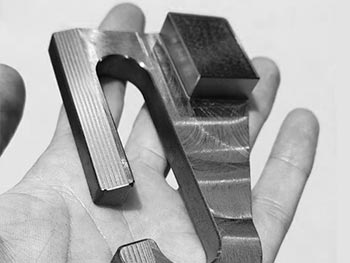 Losgröße bereits ab 1 Stück Einzelnes CNC Frästeil, auf einer Hand gehalten